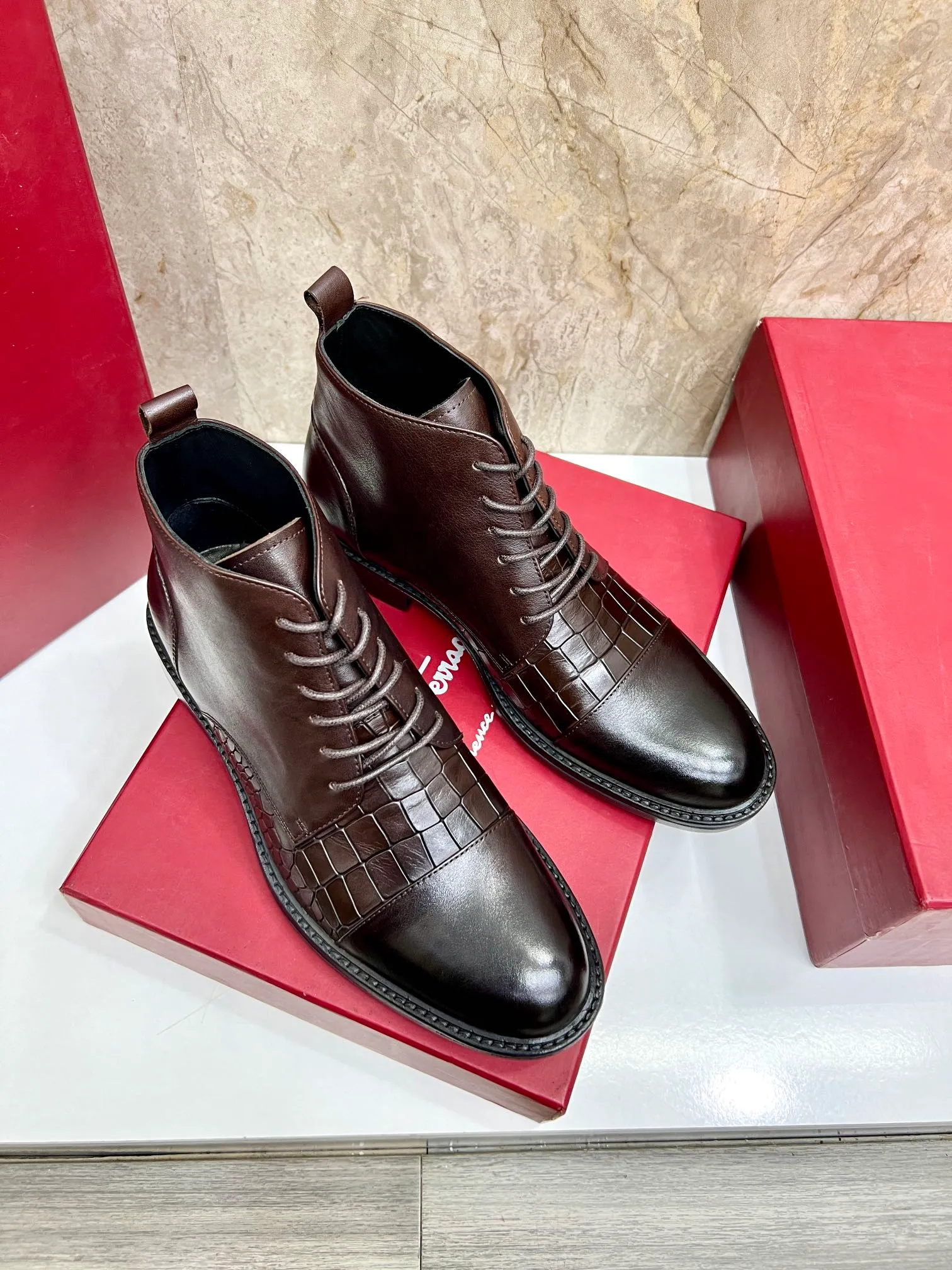 Original order quality: Men's shoes 💰700 Brand: Ferragamo (Ferragamo) One size larger: Men's size 38-44 (45 customized) Grade: Same style as the official website High-end men's shoes Material: Original cowhide, cowhide lining, original outsole Style category: Chelsea men's boots Fashion trend Color: Actual picture